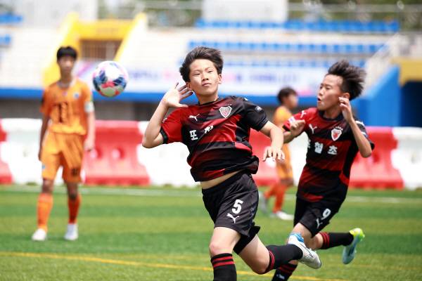 27일 제54회 전국소년체전 축구 남초부 결승에서 득점에 성공한 포철초 임단오가 동료들과 함께 세리머니를 펼치고 있다.사진제공 포스코교육재단