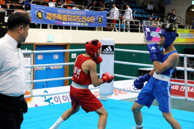 26일 김해학생체육관에서 열린 복싱 15세 이하부 라이트웰터급 준결승전에서 경남 양지성(최기수복싱클럽)이 전북 김도원(남원거점스포츠클럽)과 경기를 하고 있다./경남체육회/