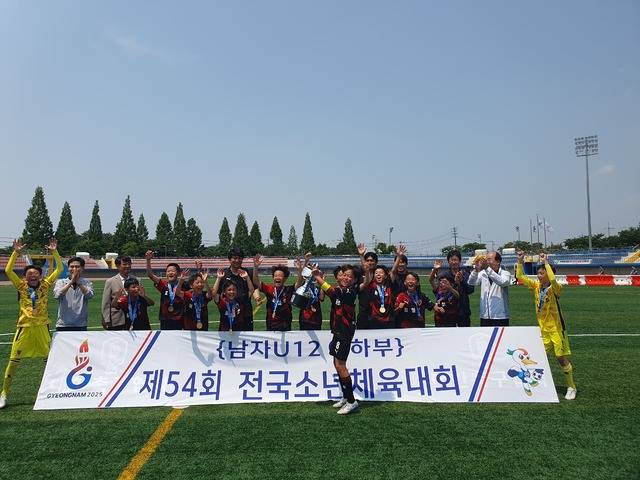 축구 남12세이하부에서 2연패한 포항제철초.
