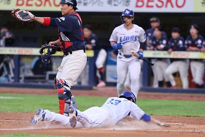 27일 오후 6시30분 대구 삼성라이온즈파크에서 열린 '2025 신한 SOL 뱅크 KBO리그' 삼성 라이온즈와 롯데 자이언츠 경기에서 이성규가 홈으로 들어오고 있다. <삼성 라이온즈 제공>