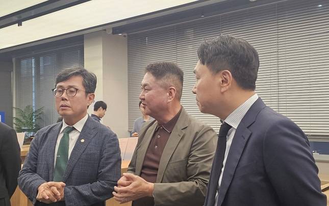 안도걸 더불어민주당 경제성장위원회 수석부위원장(왼쪽)이 이석우 두나무 대표(가운데)와 이야기를 나누고 있다. /사진=비즈워치