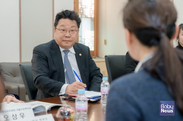 주형환 저출산고령사회위원회 부위원장이 지난달 15일 정부서울청사에서 열린 '정책수요자 간담회'에 참석해 참석자들의 의견을 경청하고 있다. ⓒ저출산고령사회위원회