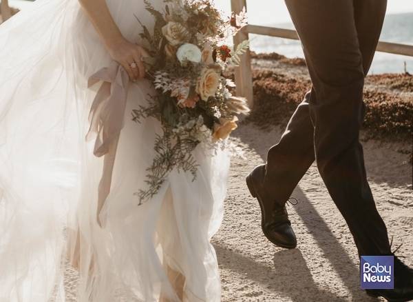 결혼을 준비 중인 미혼들은 50세 이상의 독신자를 보면 '자유롭다'거나 '소신이 있다'는 생각이 들기보다 '처량하다(男)', '불안정하다(女)'는 생각이 더 강한 것으로 드러났다.&nbsp;ⓒ비에나래