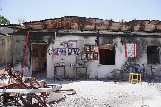 (사진-2023년 하마스의 공격으로 불탄 이스라엘 남부 니르 오즈 키부츠의 한 집)