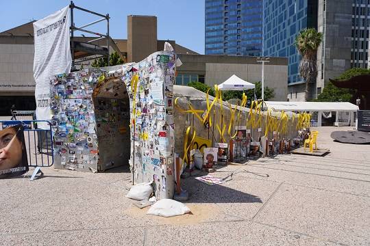 (사진-이스라엘 텔아비브 인질광장에 설치된 하마스 터널 조형물)