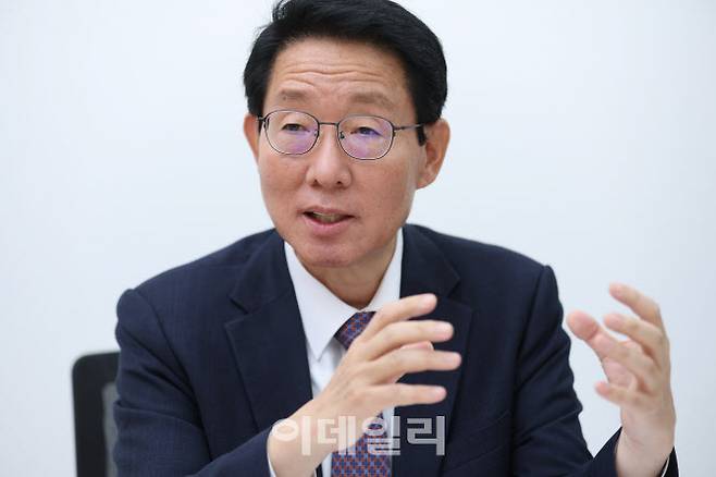 [이데일리 노진환 기자] 김상훈 국민의힘 정책위의장이 5일 서울 여의도 국회에서 이데일리와 인터뷰를 하고 있다.
