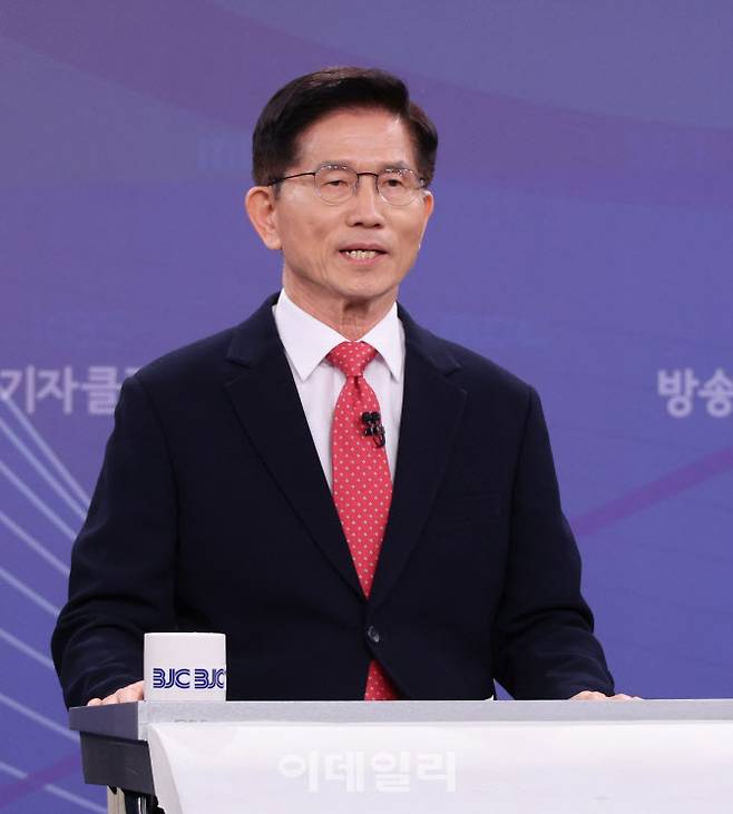 [이데일리 방인권 기자] 김문수 국민의힘 대선 후보가 21일 경기도 고양시 MBN 미디어센터에서 열린 한국방송기자클럽 대선 후보 초청 토론회에서 발언을 하고 있다.