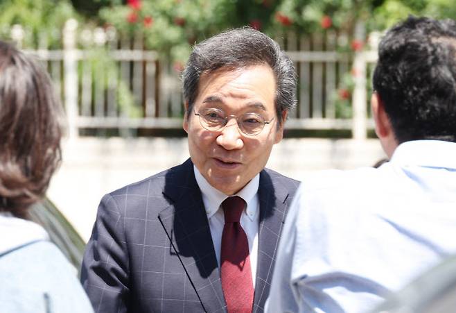 이낙연 새미래민주당 상임고문이 2일 대구 북구 침산동 한 식당 앞에서 지지자들과 만나 인사하고 있다.(사진=연합뉴스)