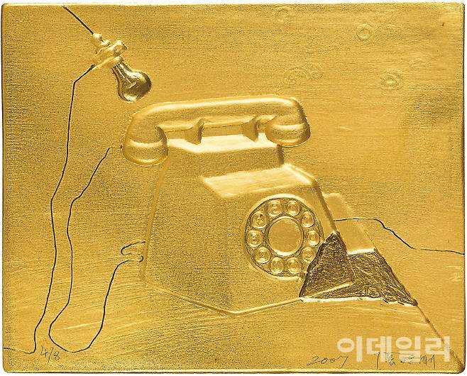 장샤오강의 ‘골든 메모리스’(Golden Mories·2007, 16.3×20.2㎝). 24K 순금 450g을 들여 제작했다. 낡은 다이얼전화기를 금으로 형상화해 그 기억의 가치를 표현하고자 했다. 서울옥션 ‘컨템포러리 아트 세일’에 출품했다. 추정가 8000만∼1억 5000만원(사진=서울옥션).