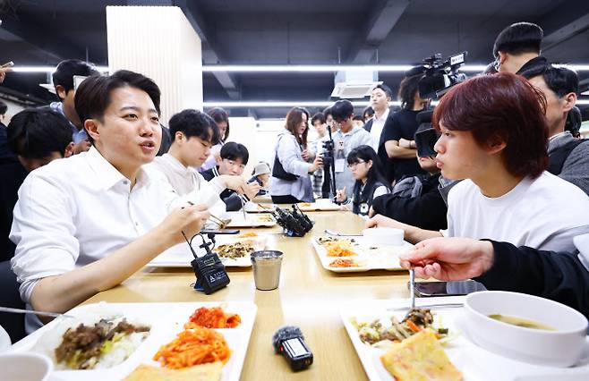 이준석 개혁신당 대통령선거 후보가 15일 서울 서초구 서울교육대학교를 찾아 학생들과 식사하며 대화를 하고 있다.(사진=뉴시스)