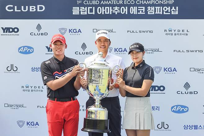 제1회 클럽디 아마추어 에코 챔피언십에서 안성현과 서교림이 최정훈 이도 대표이사와 포즈를 취하고 있다.