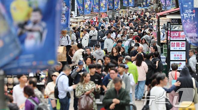 어린이날 연휴 마지막날인 지난 6일 오후 서울 중구 명동거리가 관광객들로 붐비고 있다. (자료사진) /뉴스1 ⓒ News1 장수영 기자