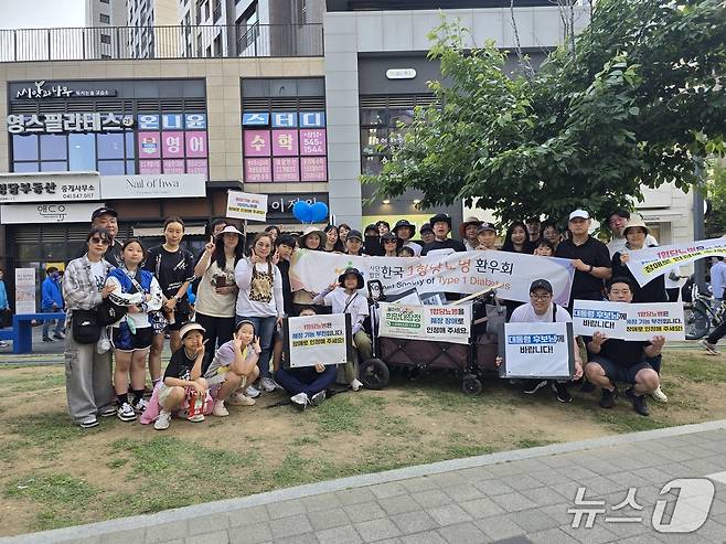 박율아 양과 아버지 박근용 씨의 도보 행진을 지지하기 위해 한국1형당뇨병환우회 회원들이 방문, 기념 사진을 촬영한 모습.(한국1형당뇨병환우회 제공)