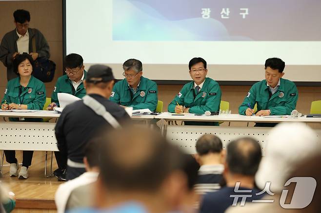 26일 오전 광주 광산구 어룡동 행정복지센터에서 열린 금호타이어 화재 사고 대응 주민설명회에서 질의응답이 이어지고 있다. 2025.5.26/뉴스1 ⓒ News1 이승현 기자