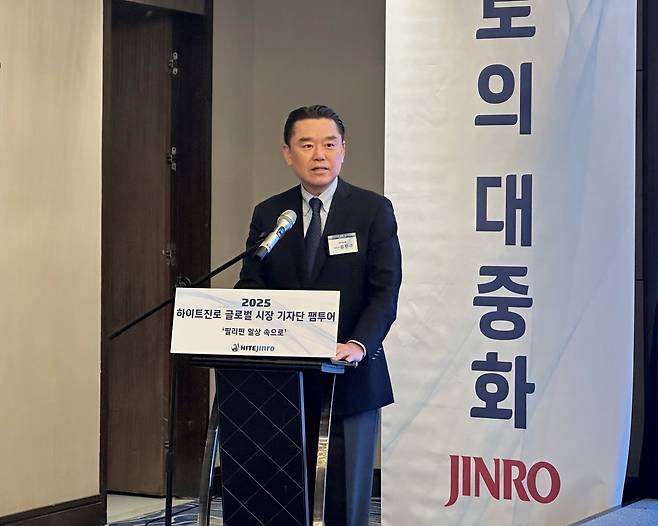 지난 18일 필리핀 마닐라 기자 간담회에서 김인규 하이트진로 대표이사가 발표하고 있다.(하이트진로 제공)