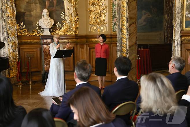 소프라노 조수미가 26일(현지시간) 프랑스 파리 오페라 코미크 극장(Opéra Comique)에서 한국계 플뢰르 펠르렝 전 프랑스 문화부 장관에게 프랑스 문화예술공로훈장 최고 등급인 코망되르(Commandeur)를 수여받은 뒤 소감을 전하고 있다. 2025.5.26/뉴스1 ⓒ News1 이준성 기자