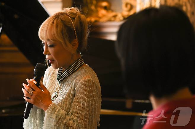 소프라노 조수미가 26일(현지시간) 프랑스 파리 오페라 코미크 극장(Opéra Comique)에서 한국계 플뢰르 펠르렝 전 프랑스 문화부 장관에게 프랑스 문화예술공로훈장 최고 등급인 코망되르(Commandeur)를 수여받은 뒤 소감을 전하고 있다. 2025.5.26/뉴스1 ⓒ News1 이준성 기자