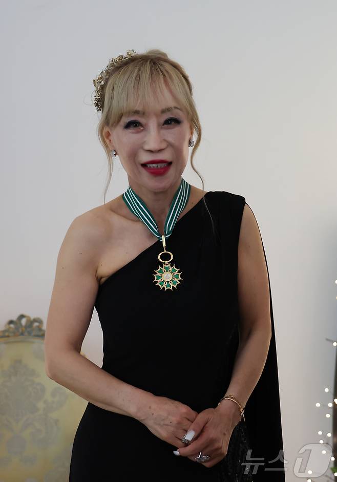 프랑스 문화예술공로훈장 최고 등급인 코망되르(Commandeur)를 수훈한 조수미가 26일(현지시간) 프랑스 파리 문승현 주프랑스 대사의 관저에 마련된 축하 연회에 참석하고 있다. 2025.5.26/뉴스1 ⓒ News1 이준성 기자