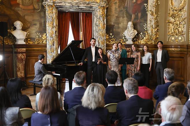 26일(현지시간) 프랑스 파리 오페라 코미크 극장(Opéra Comique)에서 조수미에 대한 프랑스 문화예술공로훈장 최고 등급인 코망되르(Commandeur) 수여식이 열려, 축하 공연’을 벌인 ‘제1회 조수미 콩쿠르’ 입상자들이 ’아리랑’을 한국어로 부르고 있다. 2025.5.26/뉴스1 ⓒ News1 이준성 기자