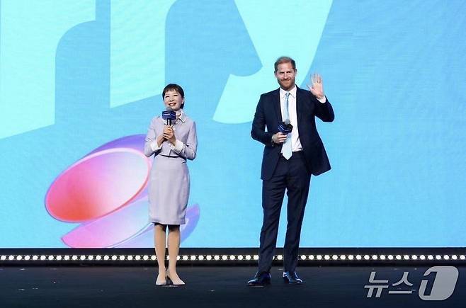 26일 오전 중국 상하이(현지시간) 상하이 국제 컨벤션 센터에서 트립닷컴이 개최한 '인비젼 2025 글로벌 콘퍼런스'에서 연설하는 제인 순 트립닷컴 그룹 CEO과 서식스 공작 해리 왕자(트립닷컴 그룹 제공)