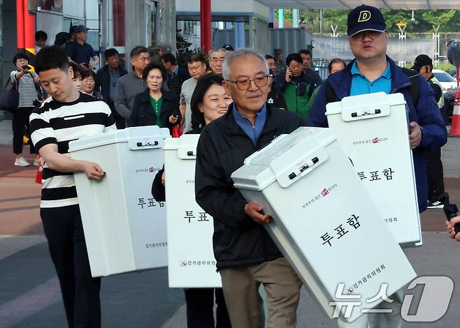 제21대 대통령선거를 일주일 앞둔 27일 오전 인천 중구 인천항 연안여객터미널에서 옹진군선거관리위원회 관계자들이 서해5도 지역으로 이송할 투표함을 여객선으로 옮기고 있다. 2025.5.27/뉴스1 ⓒ News1 이동해 기자
