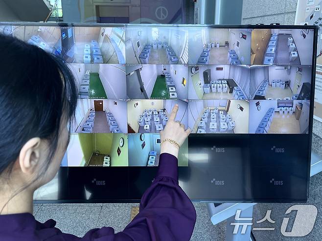 제21대 대통령선거 사전투표를 사흘 앞둔 26일 대구시선관리위원회에서 선관위 관계자들이 우편투표함 보관소 CCTV 영상을 지켜보고 있다. 2025.5.26/뉴스1 ⓒ News1 공정식 기자