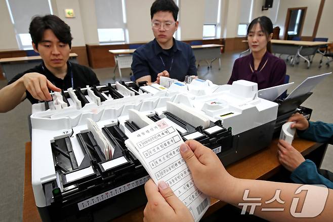 제21대 대통령선거가 8일 앞으로 다가온 26일 대구시선거관리위원회에서 선관위 관계자들이 투표지 분류기를 점검하고 있다. 2025.5.26/뉴스1 ⓒ News1 공정식 기자