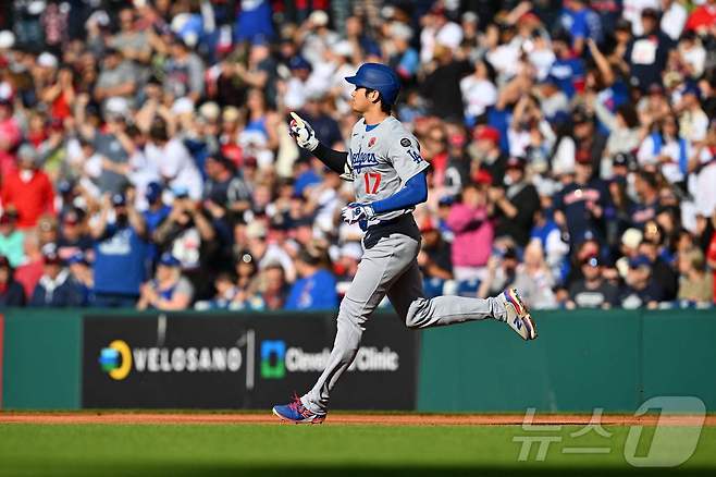 LA 다저스 오타니 쇼헤이가 27일(한국시간) 열린 2025 메이저리그 클리블랜드 가디언스전에서 1회초 선두 타자 홈런을 터뜨린 후 기뻐하고 있다. ⓒ AFP=뉴스1