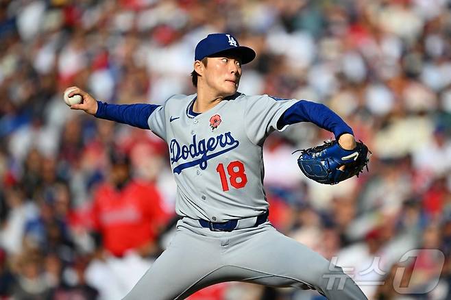 LA 다저스 야마모토 요시노부가 27일(한국시간) 열린 2025 메이저리그 클리블랜드 가디언스전에 선발 등판해 6이닝을 2실점으로 막고 시즌 6승째를 챙겼다. ⓒ AFP=뉴스1