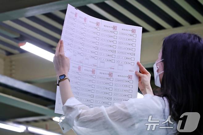 제21대 대통령선거를 앞두고 25일 오전 대구의 한 인쇄업체에서 대구시선관위 관계자가 인쇄된 투표용지를 검수하고 있다. 2025.5.25/뉴스1 ⓒ News1 공정식 기자