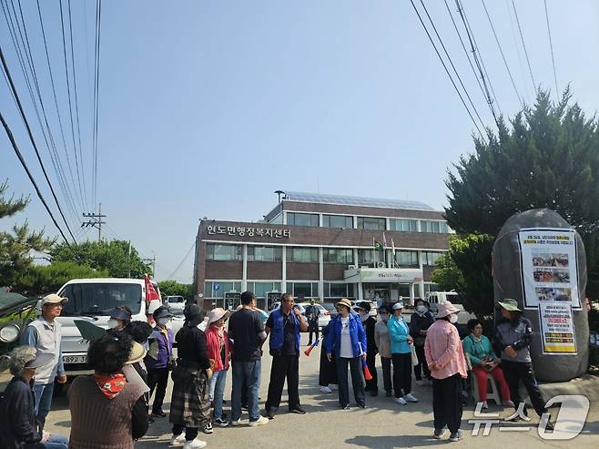 27일 오전 현도면 행정복지센터에서 열릴 예정이던 재활용선별센터 건립 주민설명회에 앞서 비대위와 주민들이 입구를 막아서고 있다.2025.5.27/뉴스1 이재규 기자
