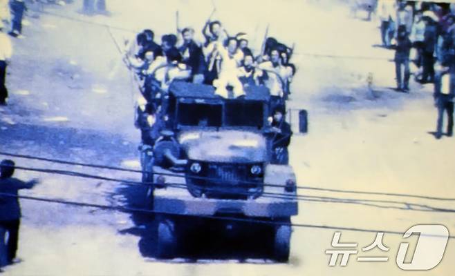 27일 광주 동구 5·18민주화운동기록관에서 공개된 80년 5월 광주의 모습. 시민 문재성 씨가 80년 5월 21일 광주 금남로 일대에서 촬영한 이 영상물에는 시민 시위대의 모습 등이 담겨있다. 2025.5.27/뉴스1 ⓒ News1 이수민 기자