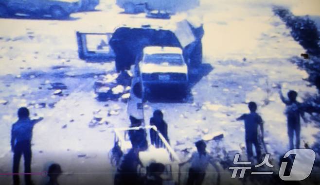 27일 광주 동구 5·18민주화운동기록관에서 공개된 80년 5월 광주의 모습. 시민 문재성 씨가 80년 5월 21일 광주 금남로 일대에서 촬영한 이 영상물에는 시민 시위대의 모습 등이 담겨있다. 2025.5.27/뉴스1 ⓒ News1 이수민 기자