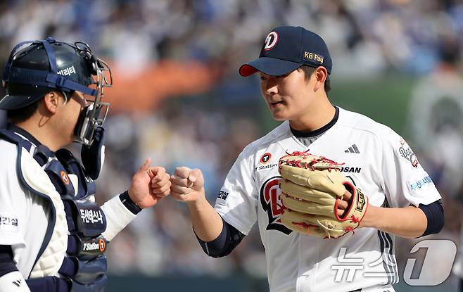 30일 오후 서울 송파구 잠실야구장에서 열린 프로야구 '2025 신한 SOL 뱅크 KBO리그' 삼성라이온스와 두산베어스의 경기에서 9회초 삼성 공격을 막아낸 두산 김택연이 주먹을 쥐고 있다. 2025.3.30/뉴스1 ⓒ News1 이승배 기자