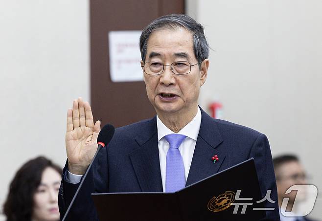 한덕수 국무총리가 지난 1월 22일 오전 국회에서 열린 윤석열 정부의 비상계엄 선포를 통한 내란 혐의 진상규명 국정조사 1차 청문회에 출석해 증인 선서를 하고 있다. 이상민 전 행안부 장관은 선서를 거부했다. 2025.1.22/뉴스1 ⓒ News1 이재명 기자