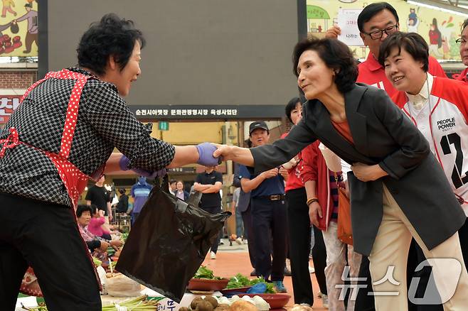 김문수 국민의힘 대통령 후보의 아내인 설난영 여사가 27일 호남 최대 재래시장인 전남 순천시 풍덕동 아랫장을 찾아 상인과 인사하고 있다. 2025.5.27/뉴스1 ⓒ News1 김동수 기자