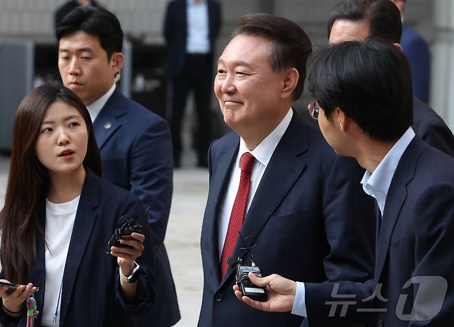 윤석열 전 대통령이 26일 오후 서울 서초구 중앙지방법원에서 열린 내란 우두머리 혐의, 직권남용 권리행사방해 혐의 사건 5차 공판을 마친 후 취재진의 질문을 받으며 법원을 나서고 있다. 2025.5.26/뉴스1 ⓒ News1 사진공동취재단