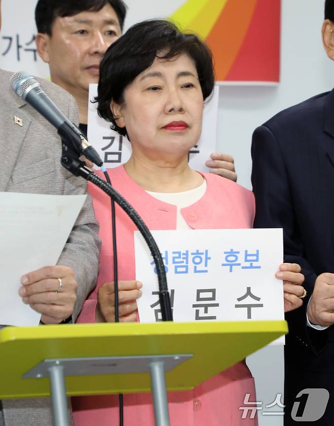 조배숙 국민의힘 국민통합위원장과 광주·전남 지역 22개 시민단체 연합인 국가수호국민연합이 27일 광주시의회 시민소통실에서 기자회견을 열고 김문수 국민의힘 대통령 후보를 지지 선언하고 있다. 2025.5.27/뉴스1 ⓒ News1 이수민 기자