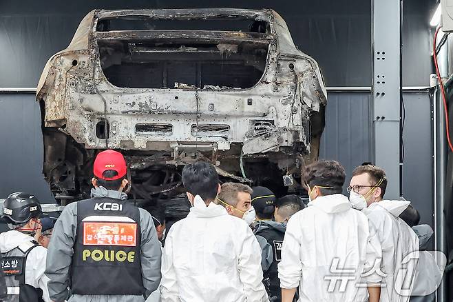 국립과학수사연구원과 인천경찰청 과학수사대 조사관들이 8일 오전 인천 서구의 한 정비소에서 지난 1일 청라 아파트 지하주차장에서 화재로 전소된 전기차에 대한 2차 합동감식을 실시하고 있다. (사진은 기사 내용과 무관함) 2024.8.8/뉴스1 ⓒ News1 민경석 기자