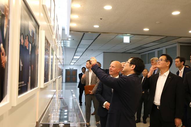 백승주 전쟁기념사업회장이 레이먼드 크놉스 네덜란드 방산산업연합회(NIDV) 회장(오른쪽)에게 전쟁기념사업회 홍보존을 소개하고 있다.(전쟁기념사업회 제공)