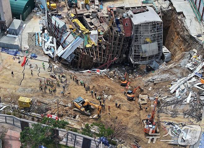 경기 광명시 일직동 신안산선 복선전철 5-2공구 붕괴 현장에서 소방관 등 관계자들이 실종자 수색 작업을 이어가고 있다. 2025.4.16/뉴스1 ⓒ News1 이동해 기자