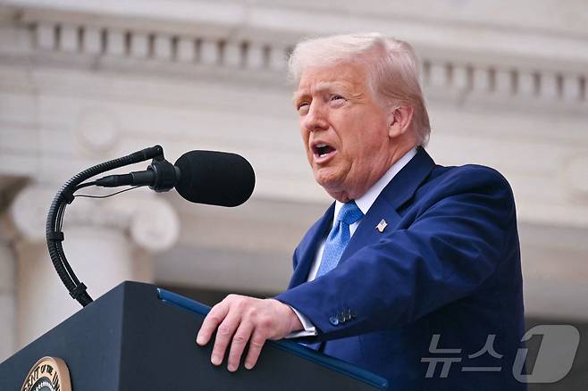 도널드 트럼프 미국 대통령이 26일(현지시간) 버지니아주 알링턴 국립묘지에서 열린 메모리얼데이 (현충일) 기념식에 참석해 연설을 하고 있다. 2025.05.27 ⓒ AFP=뉴스1 ⓒ News1 우동명 기자