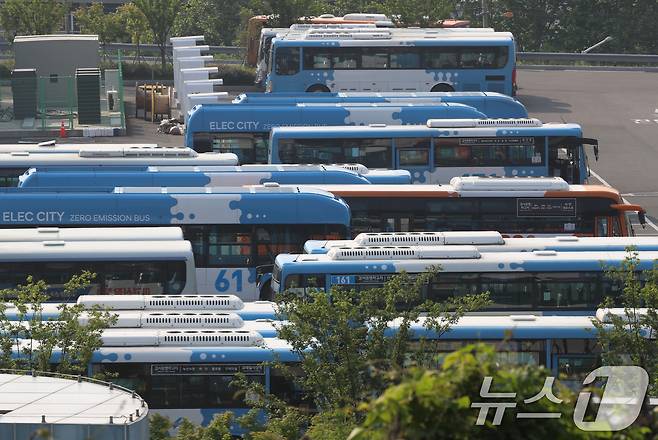 27일 부산 강서구 강서시내버스 공영차고지에 운행을 앞둔 시내버스가 주차돼 있다. 2025.5.27/뉴스1 ⓒ News1 윤일지 기자