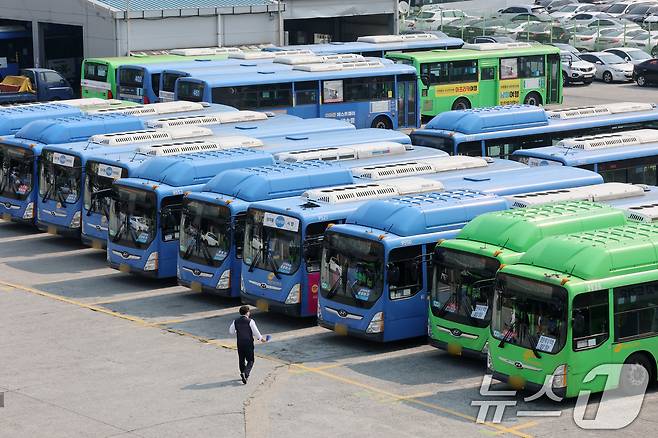 서울 송파구 장지공영차고지에 운행을 앞둔 시내버스가 정차돼있다. 2025.5.27/뉴스1 ⓒ News1 박세연 기자