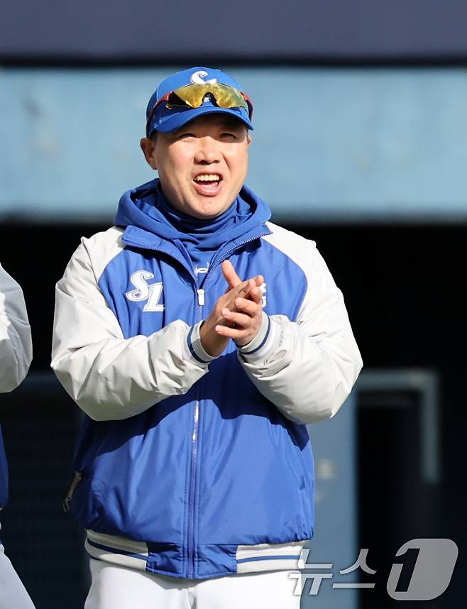 박진만 삼성 감독이 30일 오후 서울 송파구 잠실야구장에서 열린 프로야구 '2025 신한 SOL 뱅크 KBO리그' 삼성라이온스와 두산베어스의 경기에서 3대2로 승리한 선수들을 격려하고 있다. 2025.3.30/뉴스1 ⓒ News1 이승배 기자