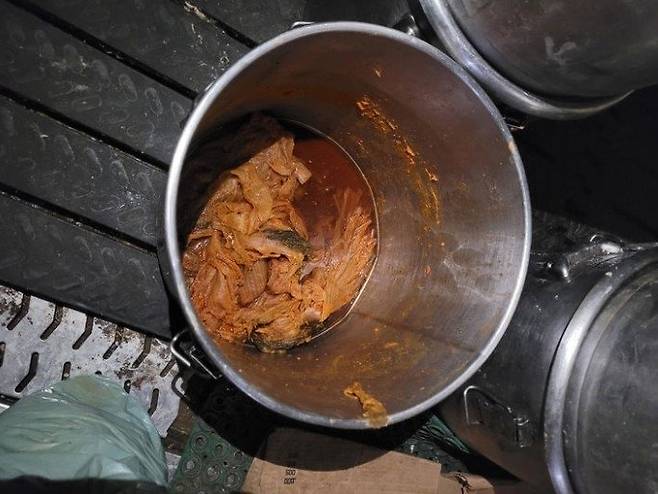 물때, 곰팡이 등으로 오염된 비위생적인 환경에서 제조한 김치찌개 즉석조리식품. 식약처 제공.