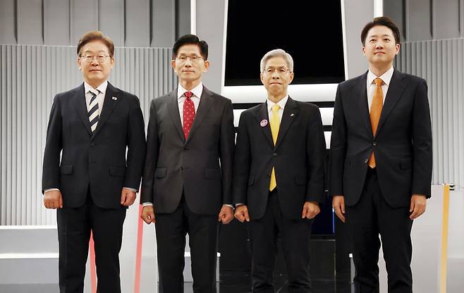 제21대 대통령 선거 2차 후보자 토론회 기념 촬영. 2025.5.23 [국회사진기자단]