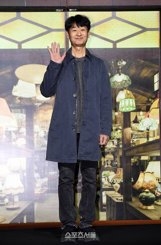 배우 박혁권이 3일 서울 강남구 코엑스 컨벤션 그랜드볼룸에서 진행된 디즈니+ ‘조명가게’ 제작발표회에서 취재진을 향해 포즈를 하고 있다. 박진업 기자 upandup@sportsseoul.com