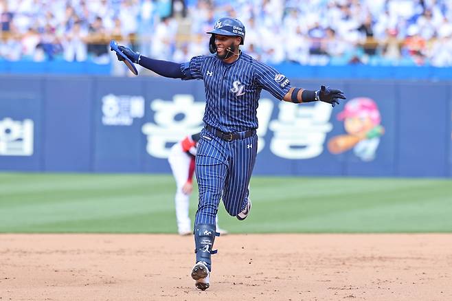 삼성 디아즈가 25일 대구삼성라이온즈파크에서 열린 2025 KBO리그 KIA전에서 9회말 끝내기 홈런을 때린 후 환호하며 베이스를 돌고 있다. 시즌 20호 홈런이다. 사진 | 삼성 라이온즈