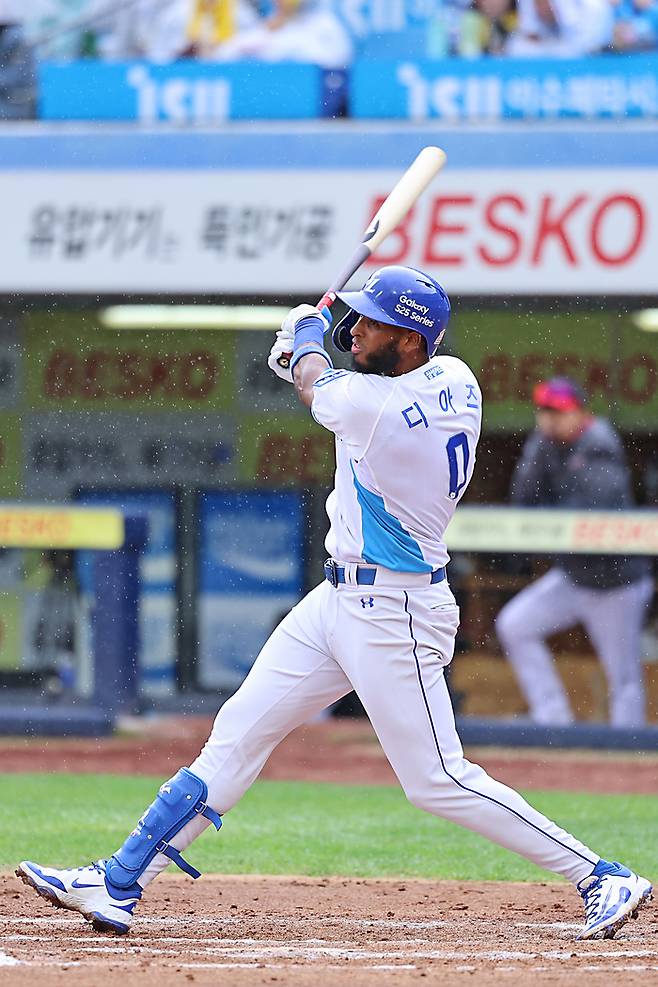 삼성 디아즈가 10일 대구삼성라이온즈파크에서 열린 2025 KBO리그 LG와 더블헤더 1차전에서 8회말 솔로 홈런을 때리고 있다. 사진 | 삼성 라이온즈